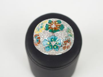 ALFIERI   ST. JOHN. Bague dôme monture or blanc, pavage de brillants r