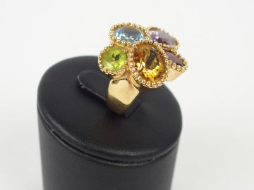CRISO. Bague monture or jaune, serti perlé de 5 pierres (topaze, tourm