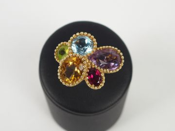 CRISO. Bague monture or jaune, serti perlé de 5 pierres (topaze, tourm