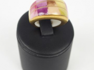 Vente aux enchères BERNARDAUD. Bague en porcelaine polychrome. TDD 49.