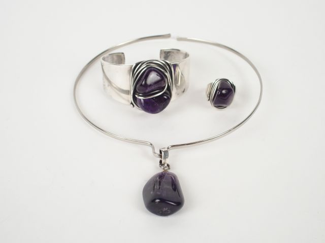 REBAJE DESIGN. Parure en argent et améthyste comprenant un collier, un