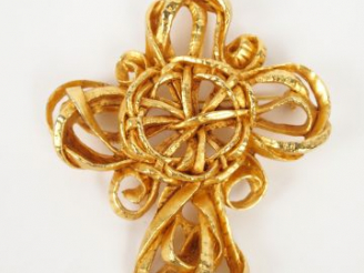 Vente aux enchères CHRISTIAN LACROIX. Broche transformable en pendentif, en forme de croi