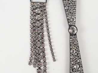 Vente aux enchères SONIA RYKIEL. Broche en métal et strass figurant un nœud papillon asym