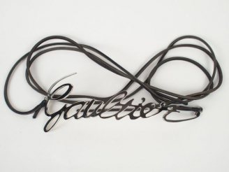 Vente aux enchères JEAN PAUL GAUTIER. Ceinture en métal argenté et cordons en cuir noir. 