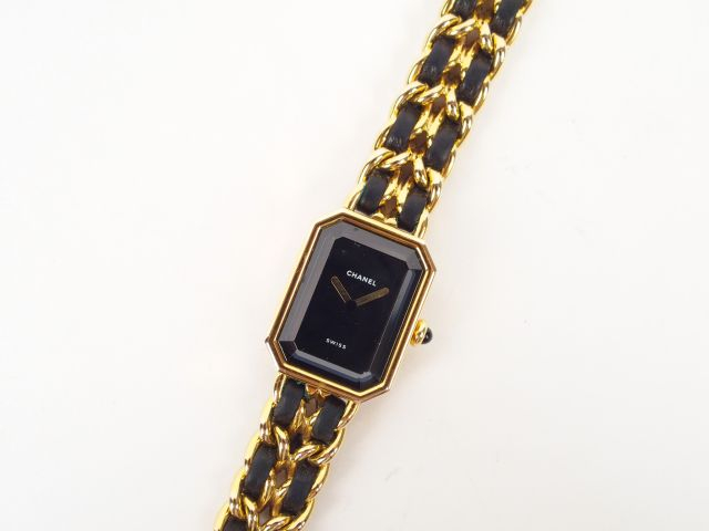 CHANEL. Montre de dame, modèle "première" en plaqué or et matelassage 