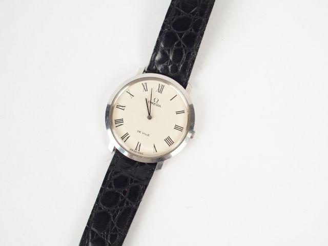 OMEGA. Montre De Ville mécanique, boitier rond acier. Bracelet croco r