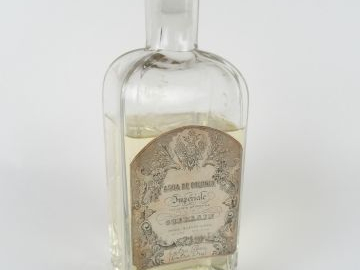 GUERLAIN (avant 1900) Rare flacon en verre (Ht 20 cm) plein et scellé 