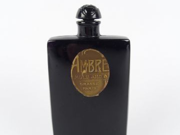 MOLINARD (années 20) Ambre Flacon en verre fin opaque noir Étiquette d