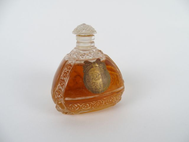 PARFUMEUR NON IDENTIFIE (vers 1920) Flacon en verre fin (dessous du fl
