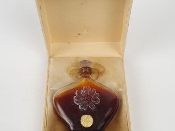 D’ORSAY. R. Lalique « Fleur Aster », 1913 Flacon en verre blanc souffl