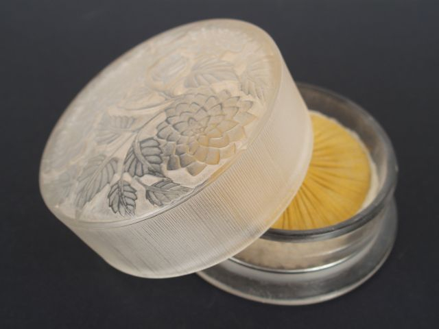 LALIQUE Boite à poudre Chrysanthèmes avec sa houppette à l’intérieur. 