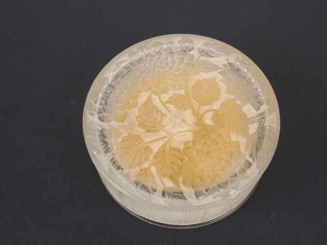 LALIQUE Boite à poudre Chrysanthèmes avec sa houppette à l’intérieur. 
