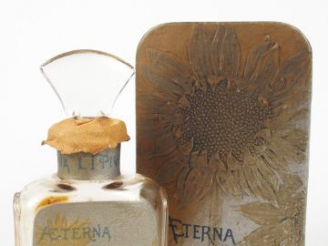 Vente aux enchères L.T. PIVER  Aeterna Flacon en verre avec son étiquette sur une face do