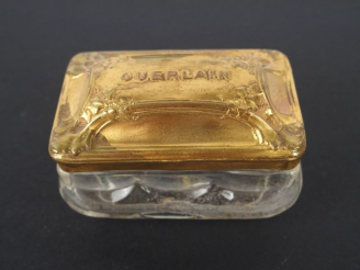 Vente aux enchères GUERLAIN  Boite à pommade  rectangulaire en verre, moulée Guerlain sou