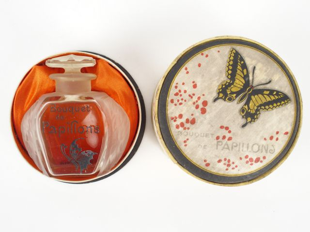 LUBIN - Bouquet de papillons, 1920  Flacon en verre fin, une face grav