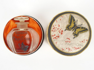 Vente aux enchères LUBIN - Bouquet de papillons, 1920  Flacon en verre fin, une face grav