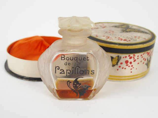 LUBIN - Bouquet de papillons, 1920  Flacon en verre fin, une face grav