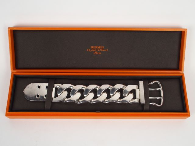 HERMES. Bracelet 'ceinture' en argent. 21cm environ. Poids: 215 gr. Da