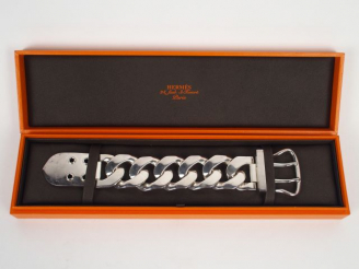 Vente aux enchères HERMES. Bracelet 'ceinture' en argent. 21cm environ. Poids: 215 gr. Da