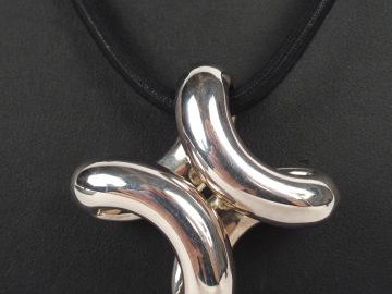HERMES. Pendentif "Lima" en argent, cordon cuir noir. Dans sa boîte et