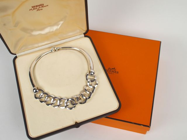 HERMES. Collier jonc en argent, motifs central anneaux entremêlés. Dan