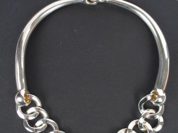 HERMES. Collier jonc en argent, motifs central anneaux entremêlés. Dan