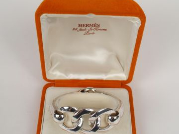 HERMES. Bracelet jonc en argent, 3 anneaux entremêlés. Dans son écrin 
