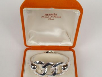 Vente aux enchères HERMES. Bracelet jonc en argent, 3 anneaux entremêlés. Dans son écrin 