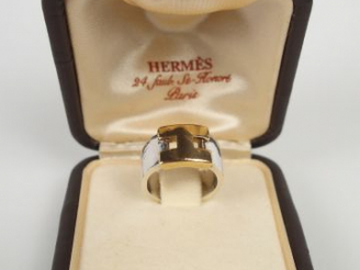 Vente aux enchères HERMES. Bague en or et argent. Dans son écrin d'origine. TDD 49. Poids