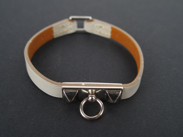 HERMES. Bracelet en argent et cuir gris modèle "Ligne de cuir". Dans u