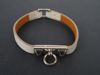 Vente aux enchères HERMES. Bracelet en argent et cuir gris modèle "Ligne de cuir". Dans u
