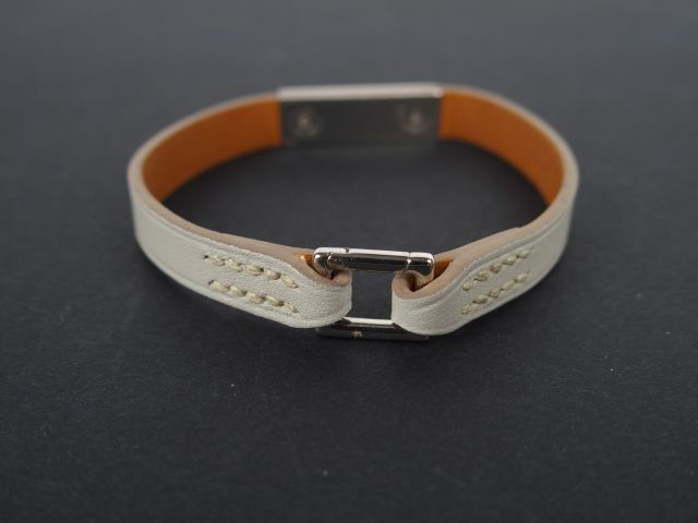HERMES. Bracelet en argent et cuir gris modèle "Ligne de cuir". Dans u