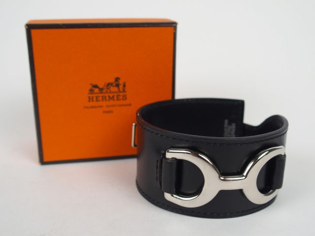 HERMES. Bracelet manchette en cuir noir et argent. Dans sa boîte d'ori
