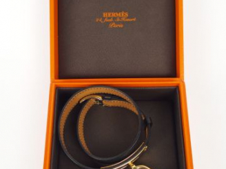 Vente aux enchères HERMES. Montre cadenas, double bracelet "Ligne de cuir", noir et métal