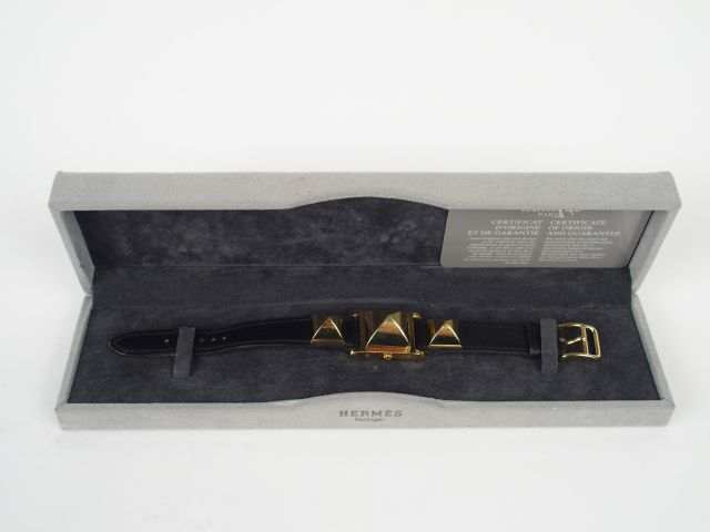 HERMES. Montre bracelet en cuir noir modèle "Médor". Certificat joint.
