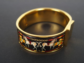 Vente aux enchères Paire de larges créoles à section carré en argent. Poids: 10,8gr