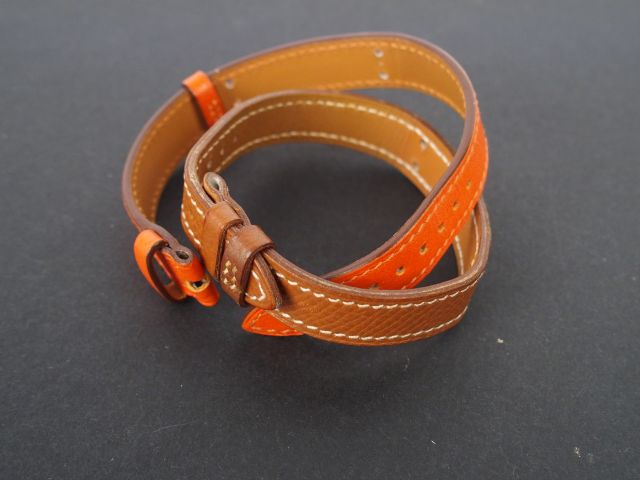 HERMES. Deux  bracelets en cuir fauve ou orange pour bracelet "Ligne d