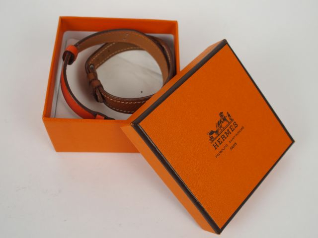 HERMES. Deux  bracelets en cuir fauve ou orange pour bracelet "Ligne d