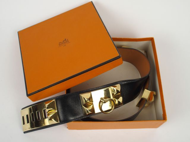 HERMES. Ceinture en cuir noir "Collier de chien". Dans sa boîte d'orig