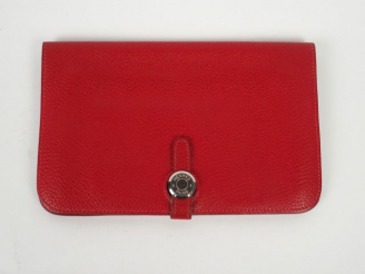 Vente aux enchères HERMES. Portefeuille modèle DOGON en veau Togo rouge, fermeture à patt