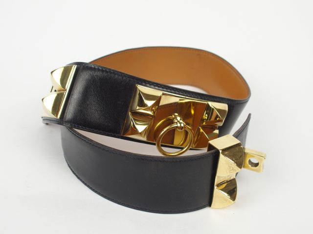 HERMES. Portefeuille modèle DOGON en veau Togo rouge, fermeture à patt