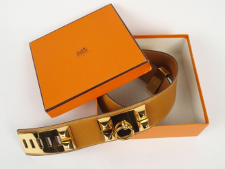 Vente aux enchères HERMES. Ceinture en cuir gold 'Collier de chien'. Dans sa boîte d'orig