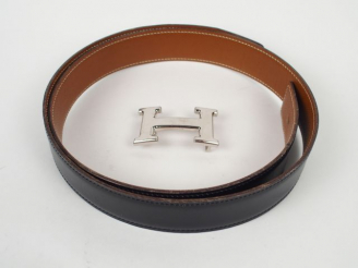 Vente aux enchères HERMES. Ceinture d'homme reversible camel ou noir, boucle H en métal a