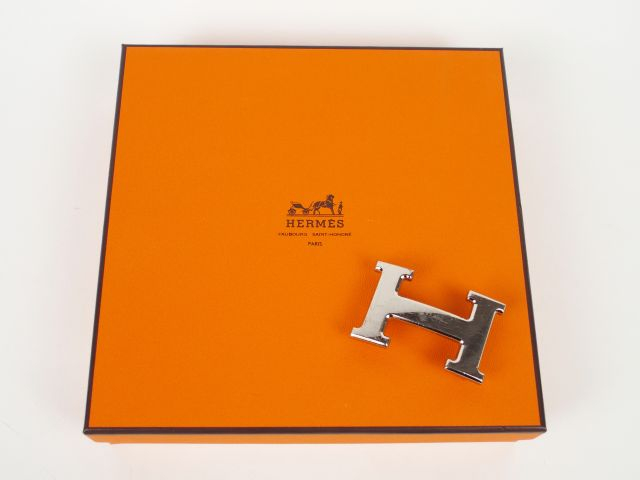 HERMES. Ceinture d'homme reversible camel ou noir, boucle H en métal a