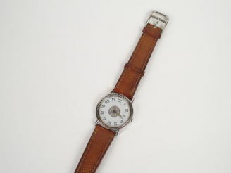 Vente aux enchères HERMES. Montre homme, modèle Sellier, boitier acier, bracelet cuir mar