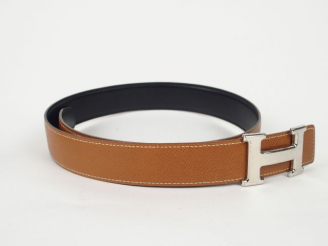 Vente aux enchères HERMES. Ceinture reversible camel ou noir, boucle 'Constance' en laito