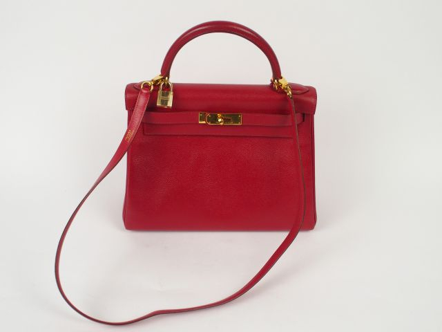 HERMES. Sac Kelly en cuir rouge, coutures retournées, garniture en pla