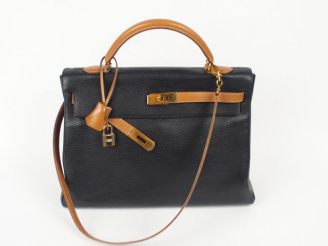 Vente aux enchères HERMES. Sac Kelly bicolore, Fjord noir et box gold. Garniture en plaqu