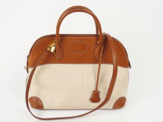 Vente aux enchères HERMES. Sac Bolide en toile et cuir, garniture plaqué or. Dimension à 