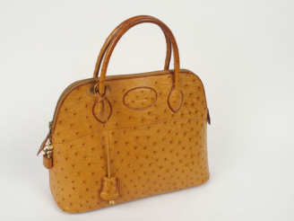 Vente aux enchères HERMES Sac Bolide en autruche gold (excellent état) clé clochette et c